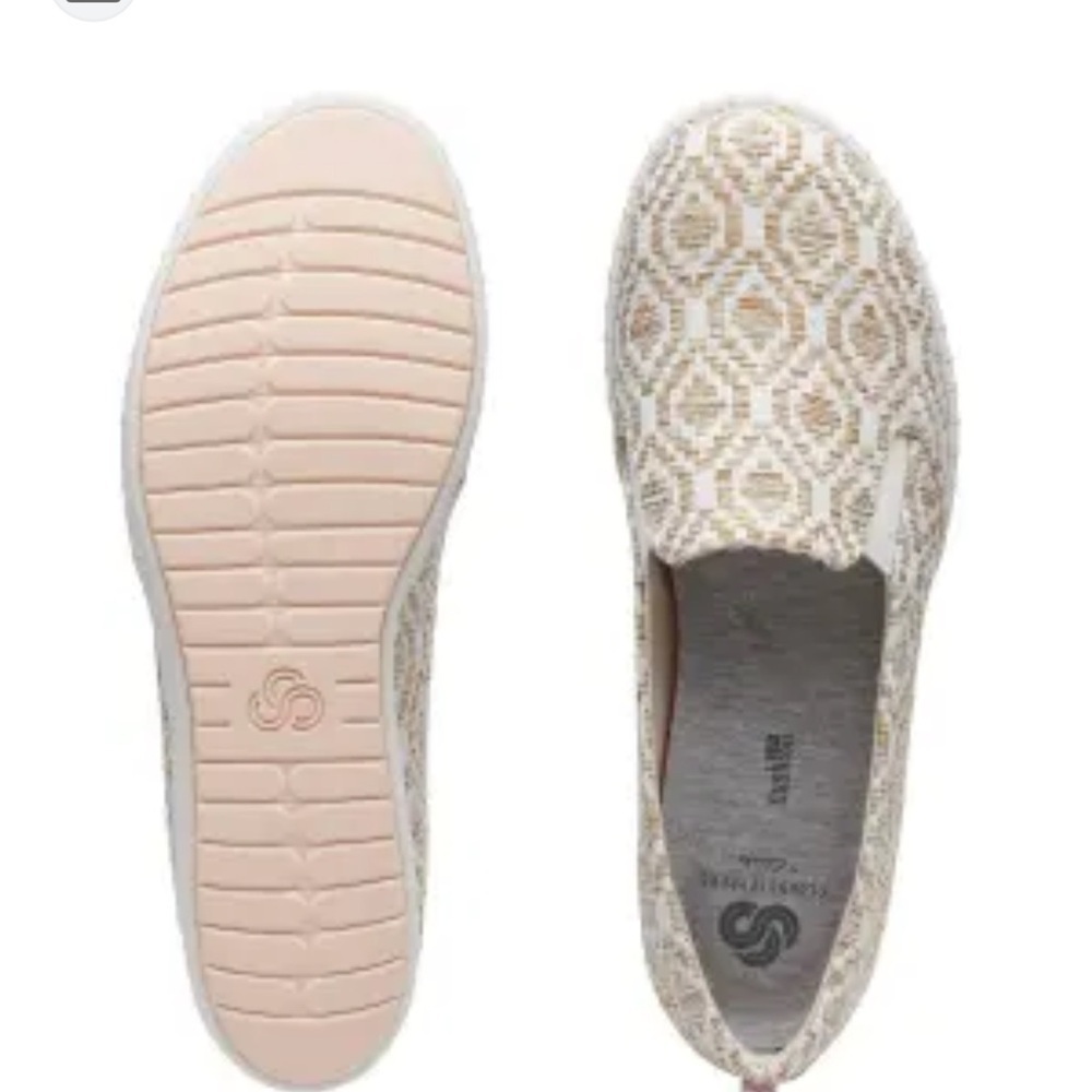 Clark’s women’s Step Glow Slip Natural size 6.5